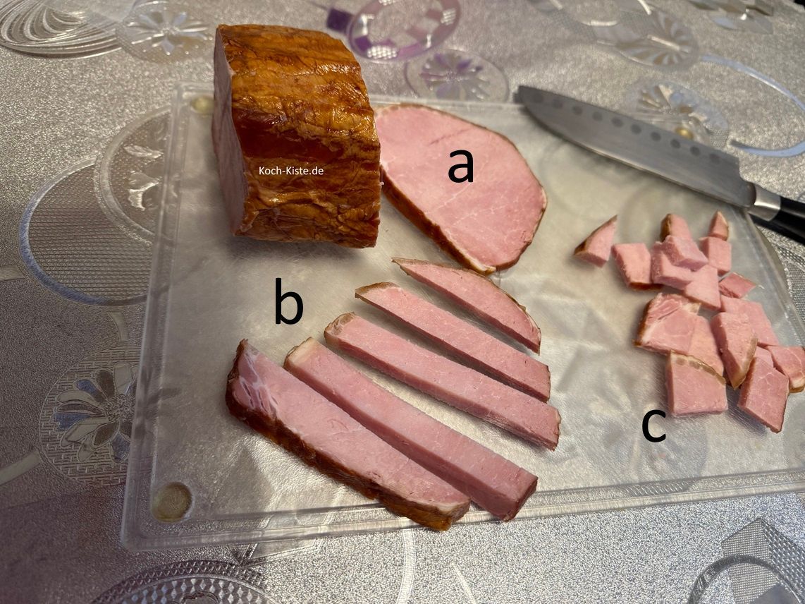 beginne damit den Kassler Lachs erst in Scheiben (a), in Streifen (b) und dann in kleine Stücke zu schneiden (c)