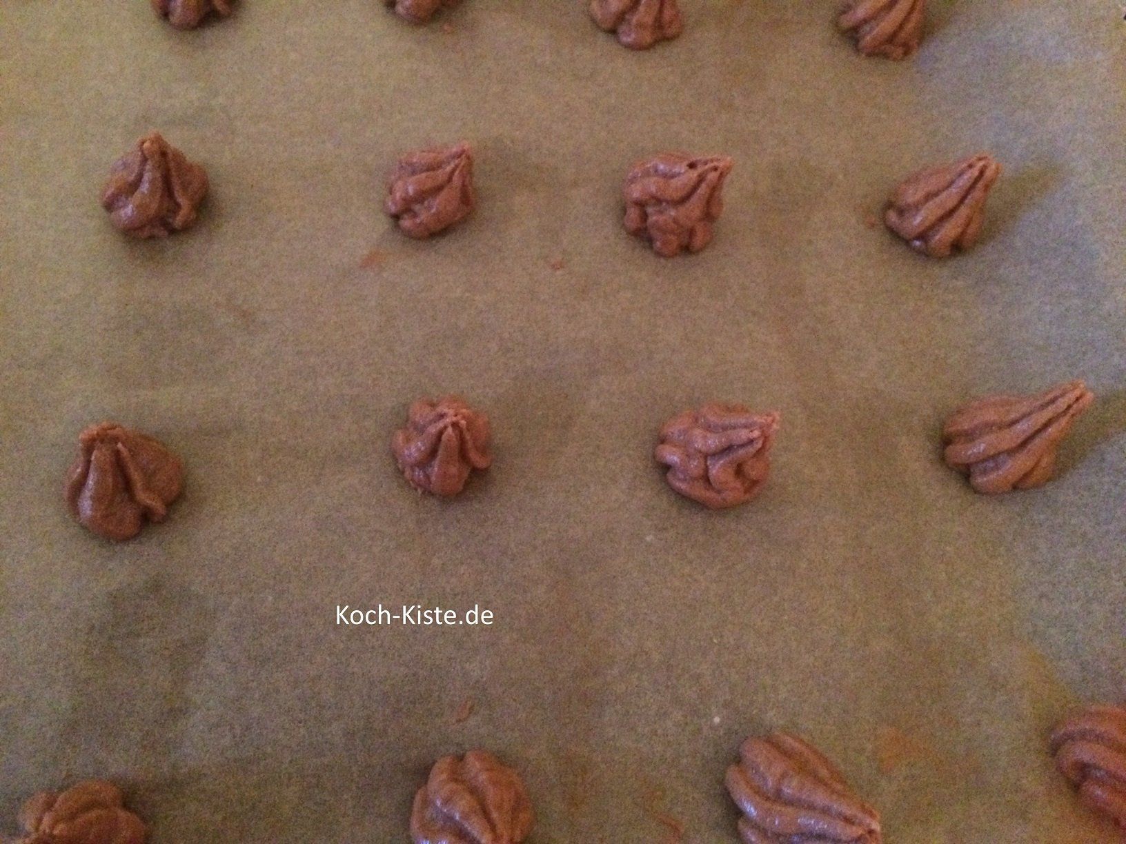 Teigtupfen auf das Blech spritzen