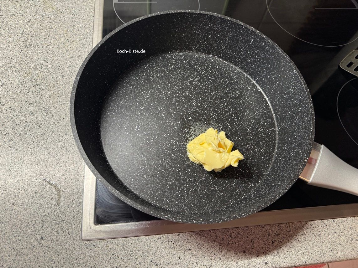 gebe die Butter in eine große Pfanne
