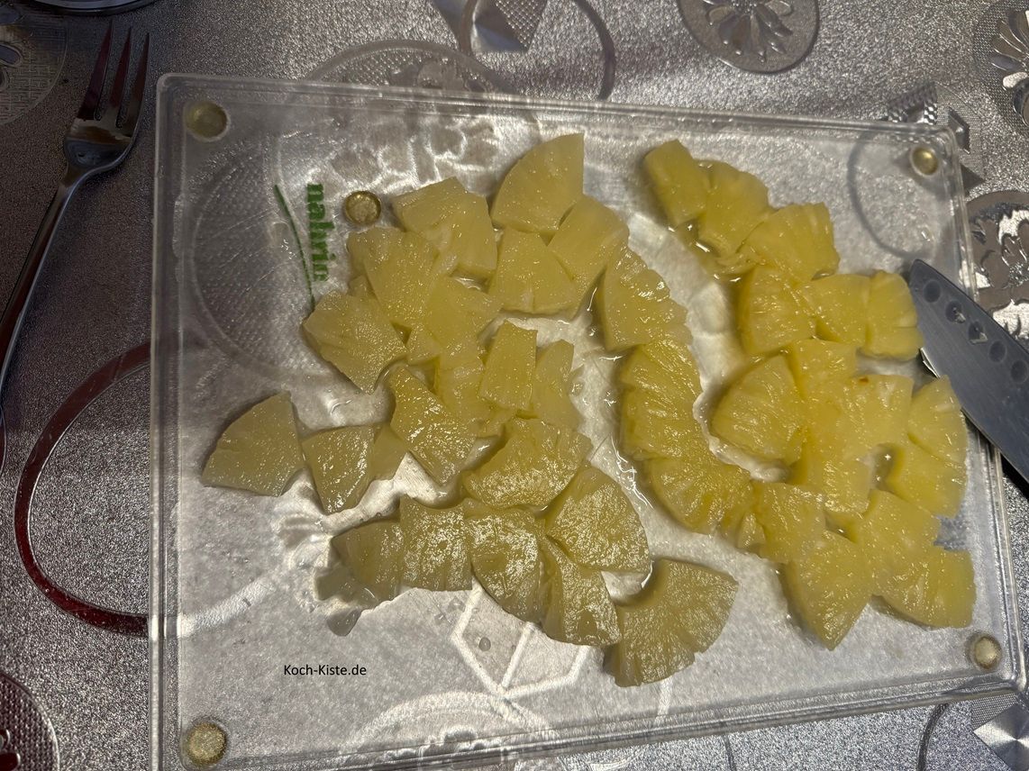 und schneide sie in Stücke - den Saft brauchst Du später