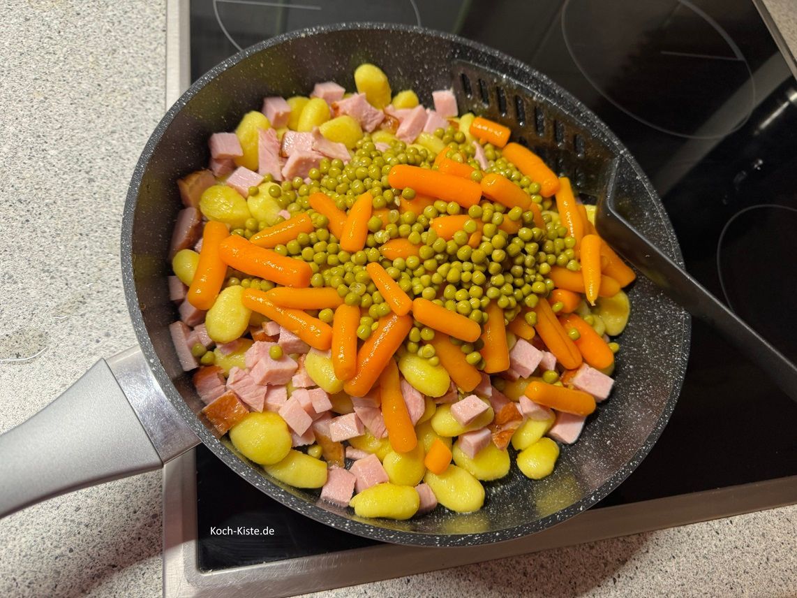jetzt schütte die Erbsen & Möhren mit in die Pfanne