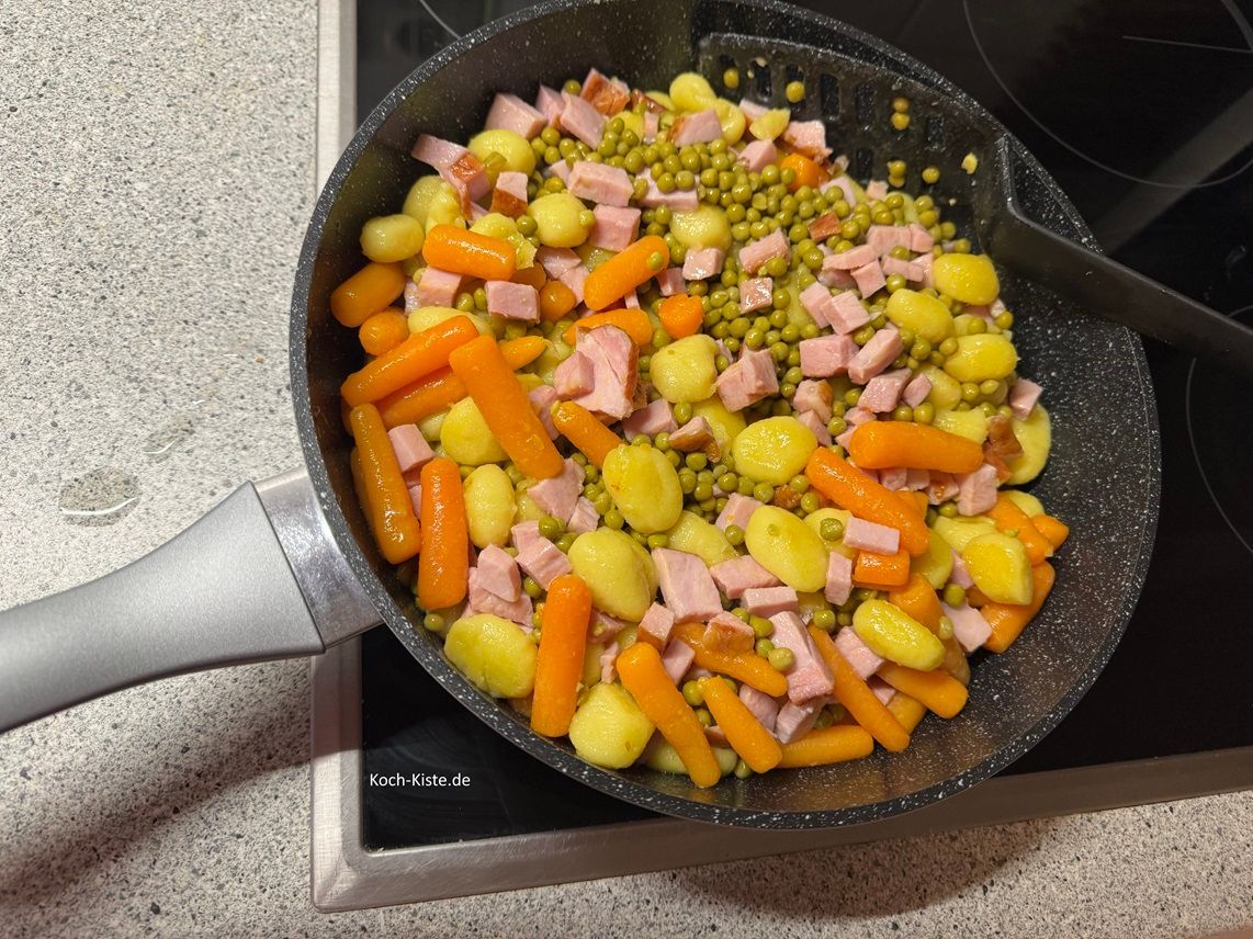 und hebe sie unter - bedeutet vermenge mit dem Pfannenwender alle Zutaten vorsichtig gleichmäßig - so das nichts zermatscht wird