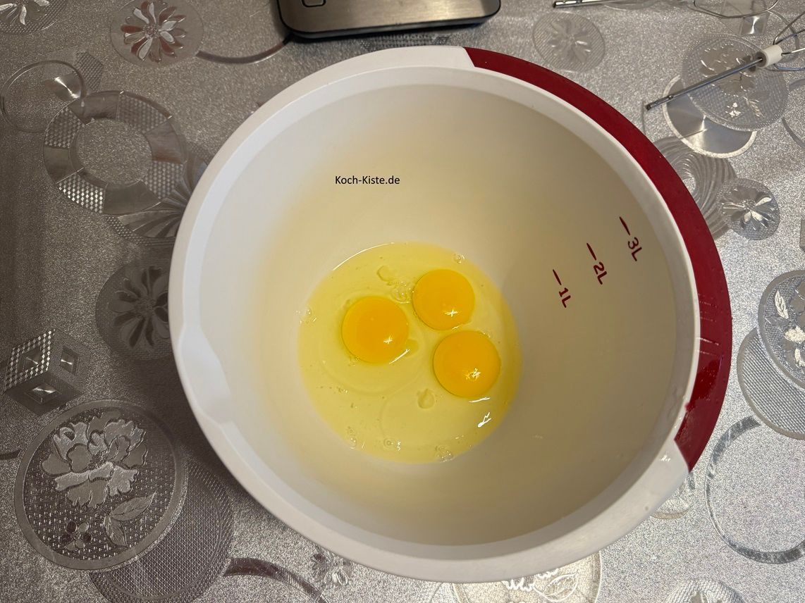 beginne damit die 3 Eier in eine Rührschüssel zu geben