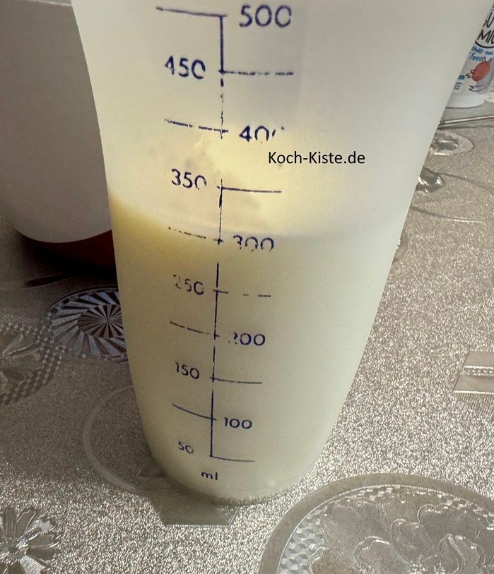 als nächstes nehme den Messbecher und messe 300 Milliliter Buttermilch ab