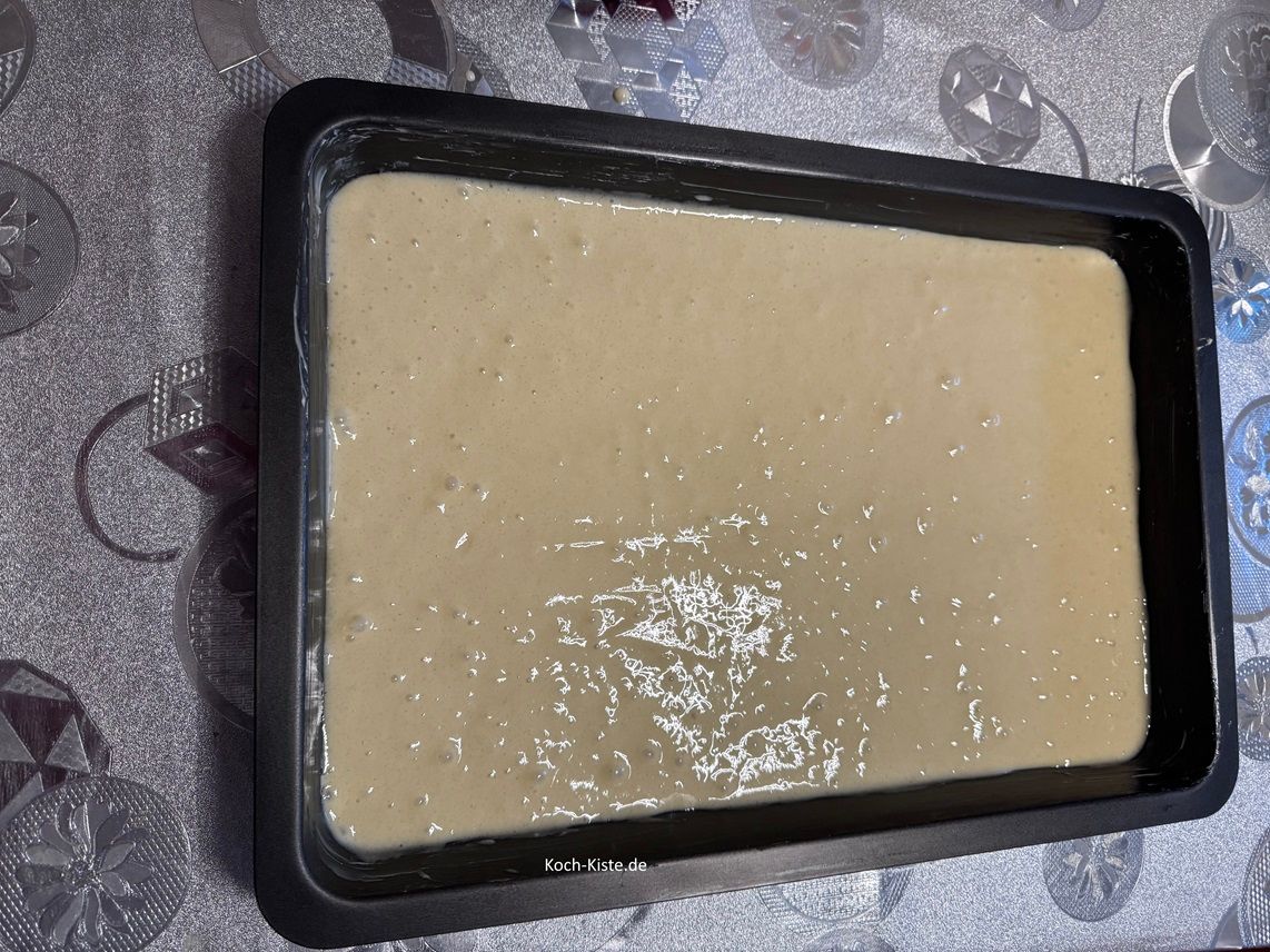 Nun gebe mit Hilfe des Teiglöffels 1/2 Teig auf das Backblech