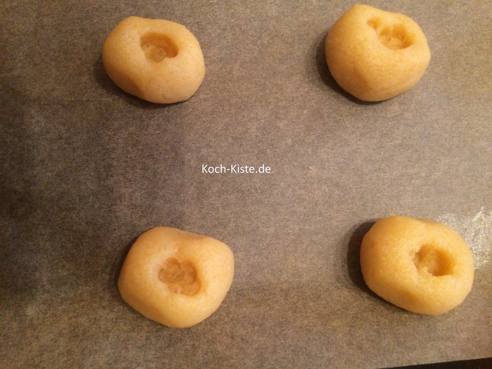 Vertiefung in jede Teigkugel drücken