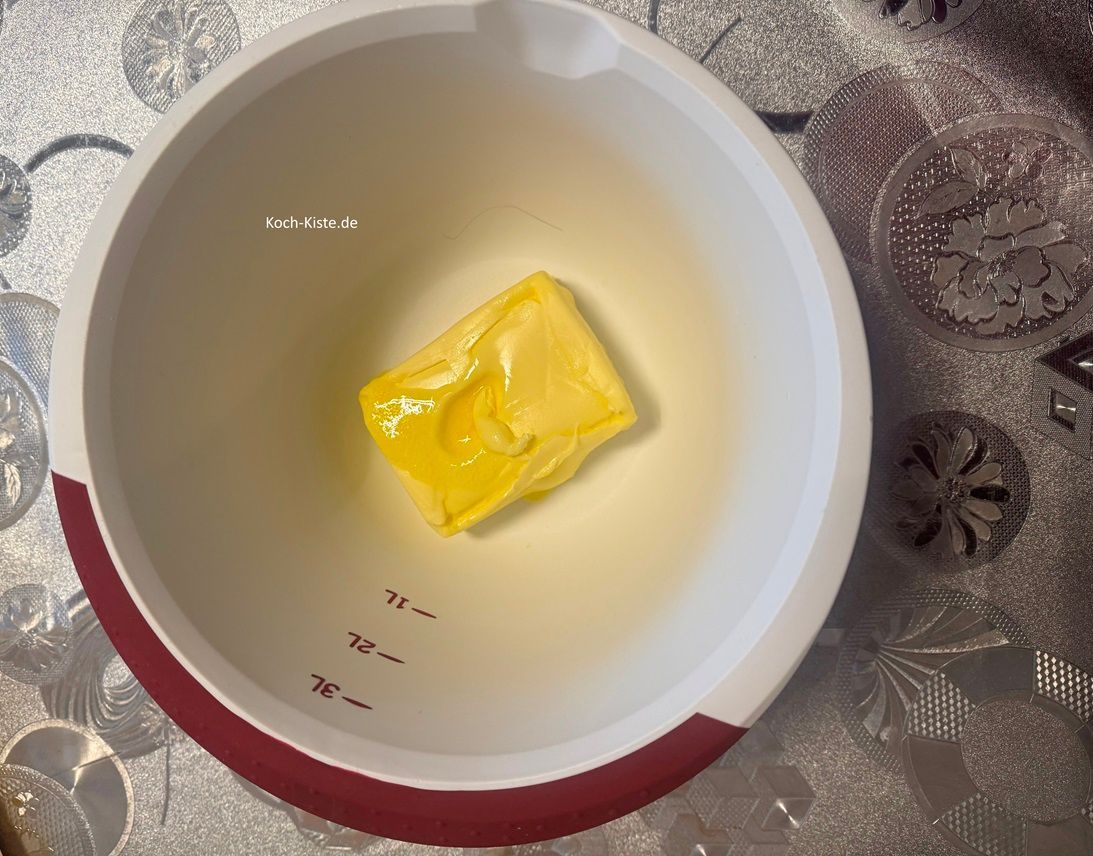 beginne damit 250g weiche Butter in die Rührschüssel zu geben. ( Bitte nicht über das Foto wundern, ich habe die Butter vorher in der Mikrowelle 20 Sekunden angeweicht)