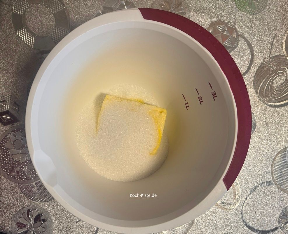 stelle die Rührschüssel auf die Küchenwaage auf 0 und wiege 250 g Zucker hinein