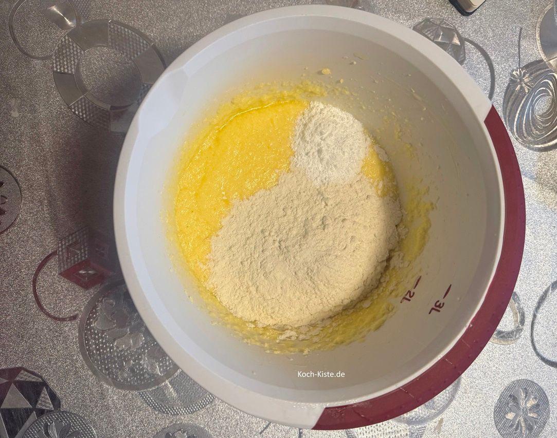 stelle die Rührschüssel wieder auf die Küchenwaage auf 0 und wiege 150 g Dinkelmehl hinein und gebe 1 Päckchen Backpulver dazu