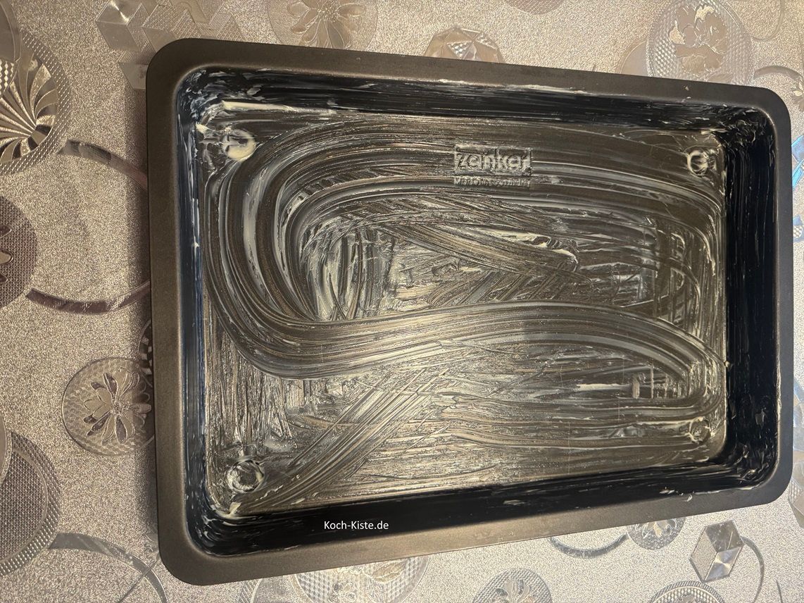 Nehme Dir das Stück Butterbrotpapier- damit etwas weiche Butter -und dann fette das Backblech ein