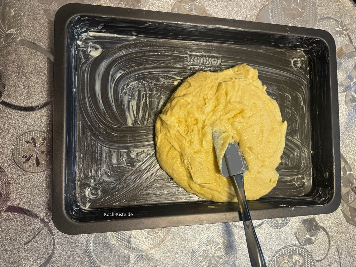 gebe mit einem Teiglöffel den Teig auf das Backblech