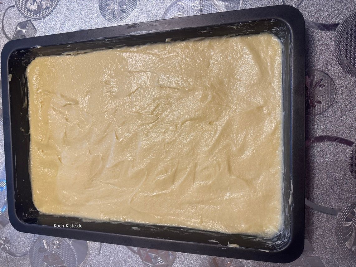 und verteile ihn gleichmäßig. Am Besten geht das mit einer Esslöffelrückseite, die Du zwischendurch in Wasser tauchst