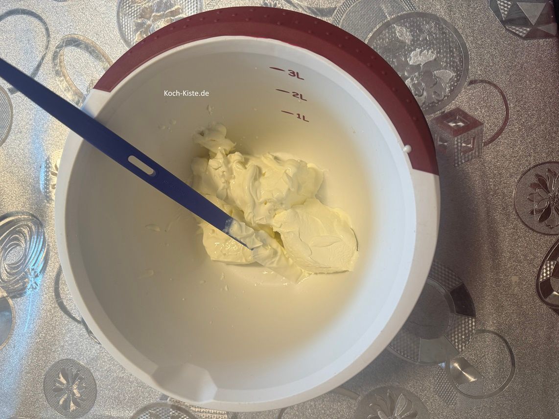 gebe in eine weitere Rührschüssel die 2 Becher Schmand