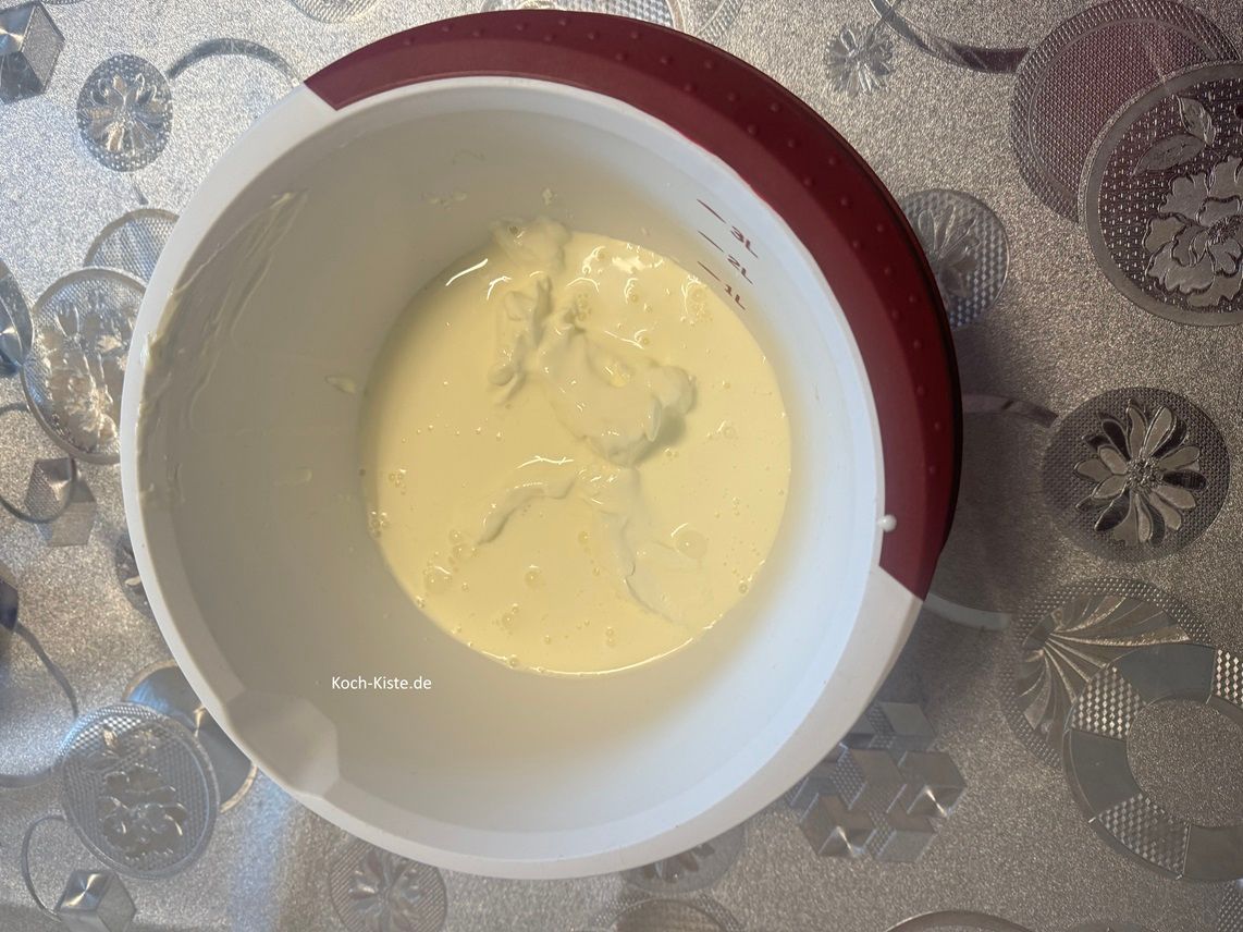 gieße die 2 Becher Sahne hinzu. Dann darf die Packung Paradiescreme mit in die Rührschüssel