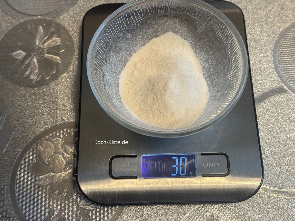 stelle die kleine Schale auf die Küchenwaage auf 0 und wiege 30 g von dem Paradiescrempulver hinein - schütte es mit in die Rührschüssel