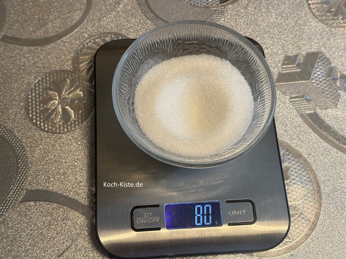 nun wieder die Schale auf die Küchenwaage auf 0 und Du kannst 80 g Zucker abwiegen-