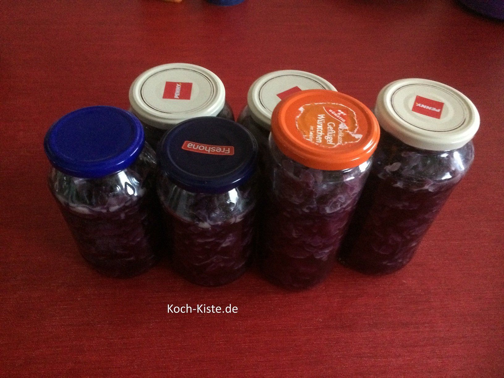 Rotkohl in Twist-off Gläser geben