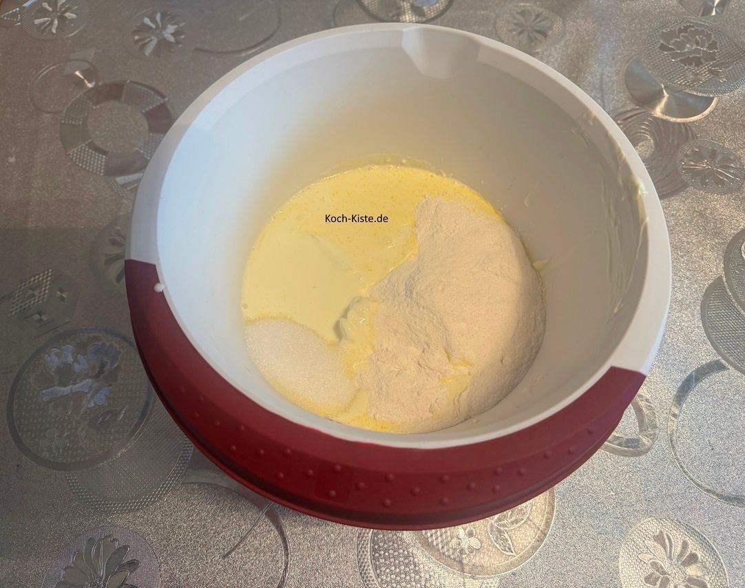 Rührschüssel mit Schmand, Sahne, Paradiescreme und Zucker