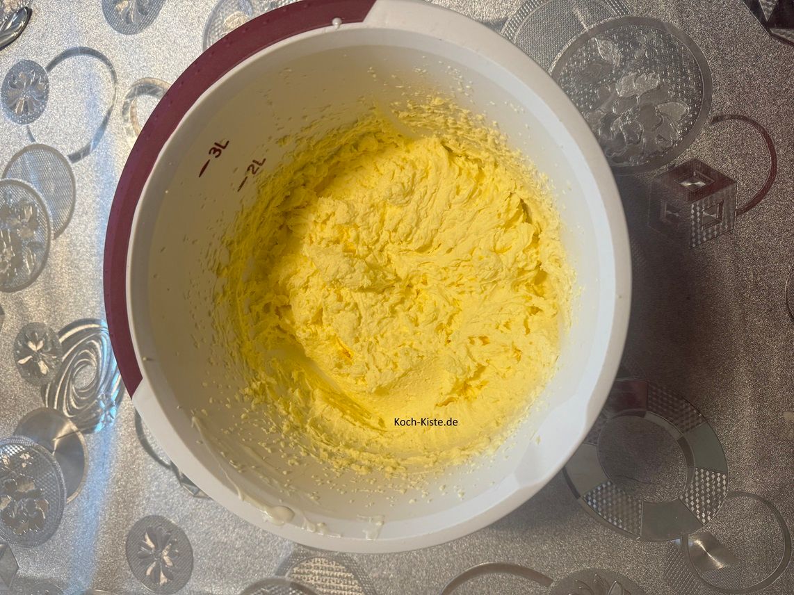 verrühre alles miteinander - ganz kurz mit Handrührgerät oder besser mit dem Teiglöffel