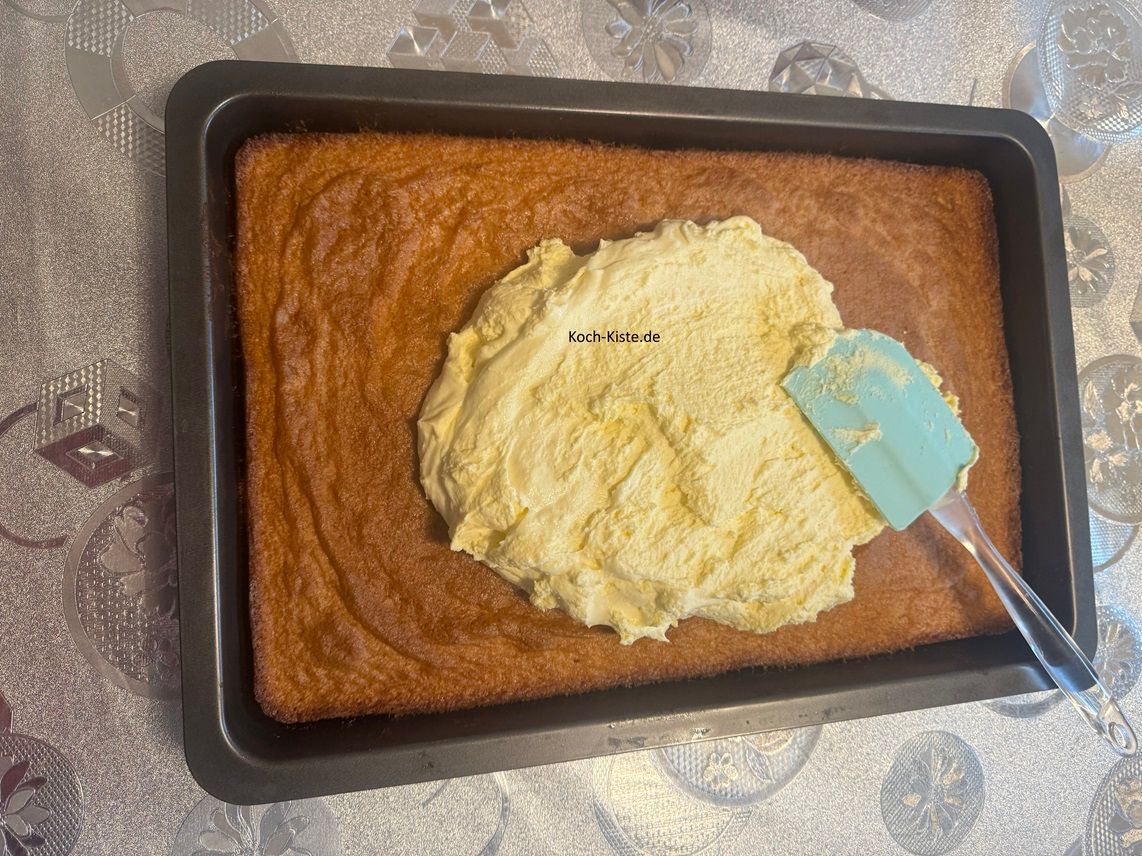 gebe die Puddingcreme auf dem Biskuitteig