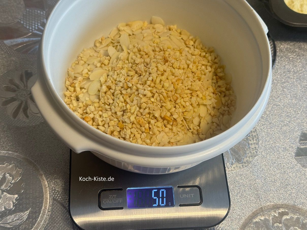 Küchenwaage wieder auf 0 und Du kannst 50 g gehackte Mandeln hinzu wiegen