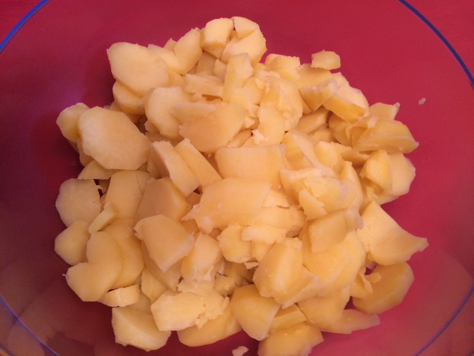 Kartoffeln in Scheiben schneiden