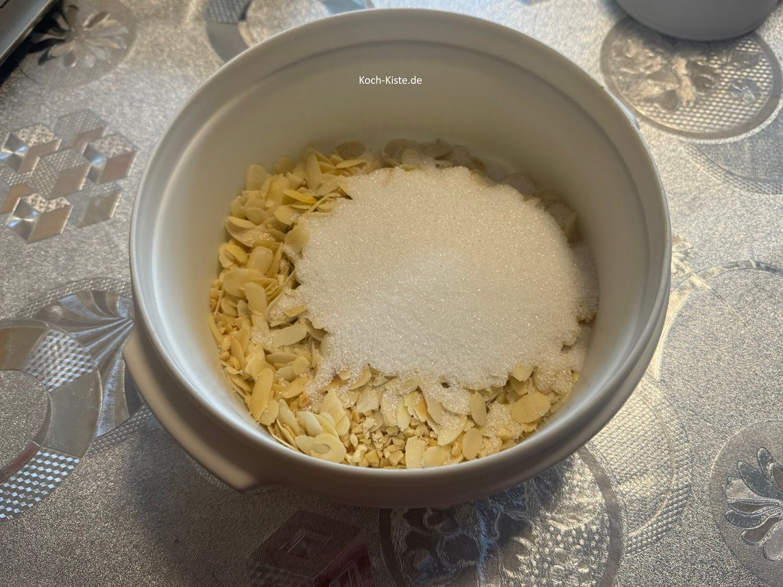 stelle die Küchenwaage erneut auf 0 und wiege 100 g Zucker in die Schüssel