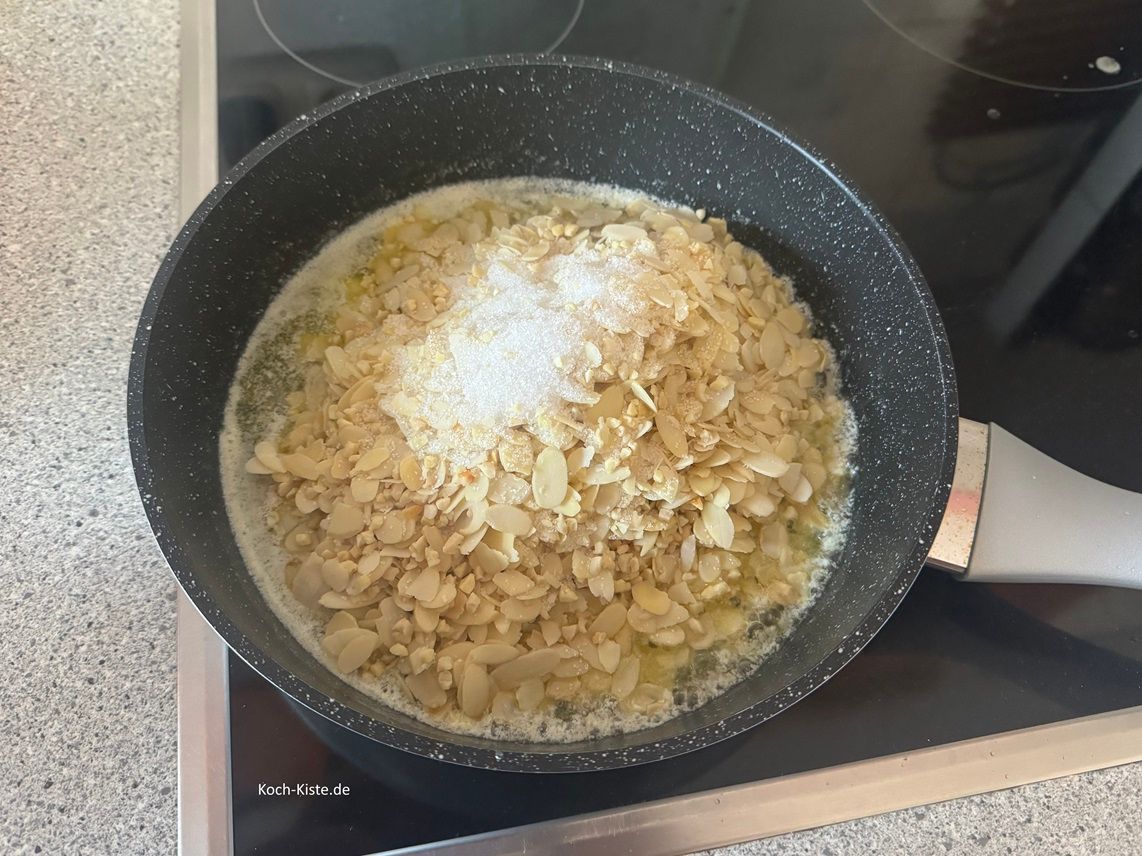 schütte da Mandel-Zucker-Gemisch in die Pfanne und reduziere die -Temperatur etwas