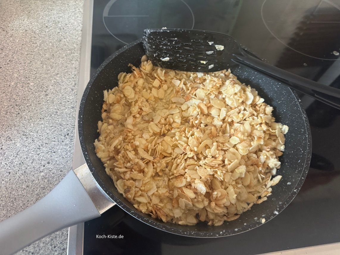 und wende alles immer wieder - bis das Mandel-Zucker-Gemisch die gewünschte Bräune hat