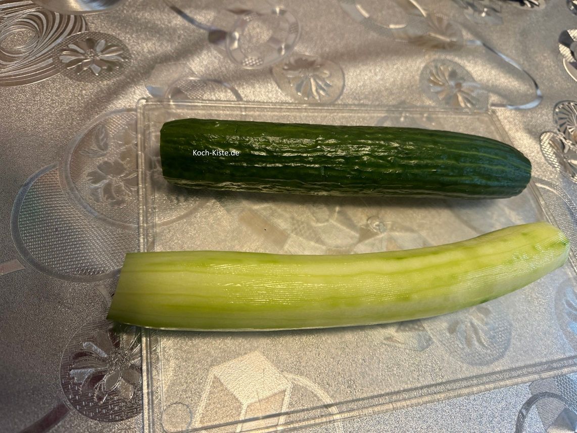 dann schneide bei jeder Gurke oben und unten ein kleines Stück ab und entsorge es. Danach schäle mit Hilfe des Sparschälers die Gurken
