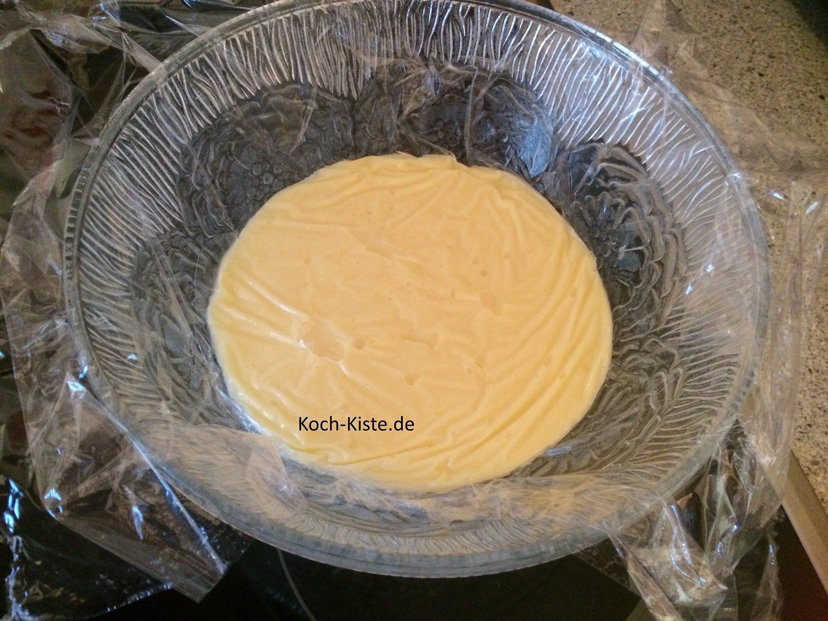 Klarsichtfolie stramm auf den Puding legen
