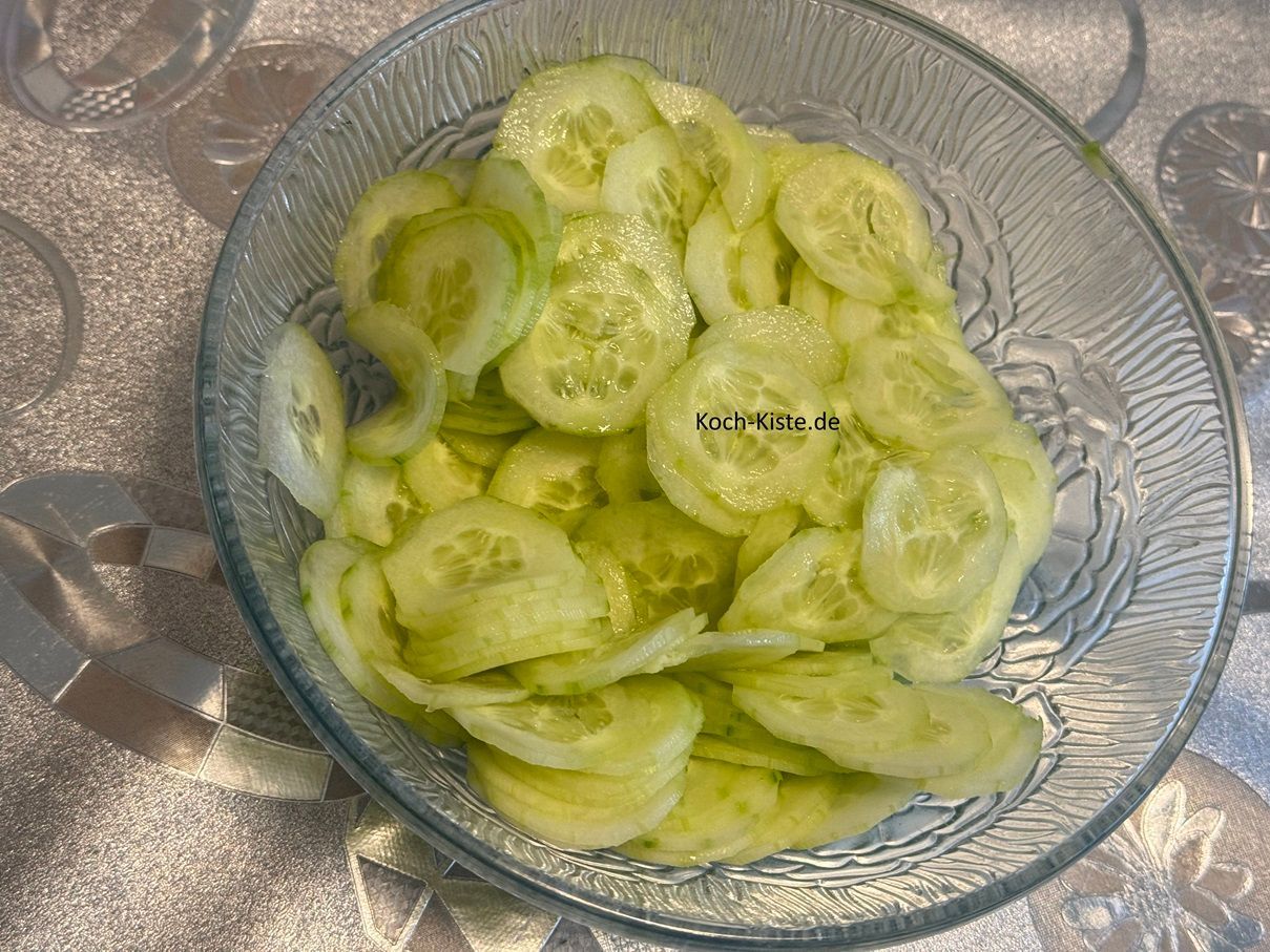 hobel die Gurken in Scheiben