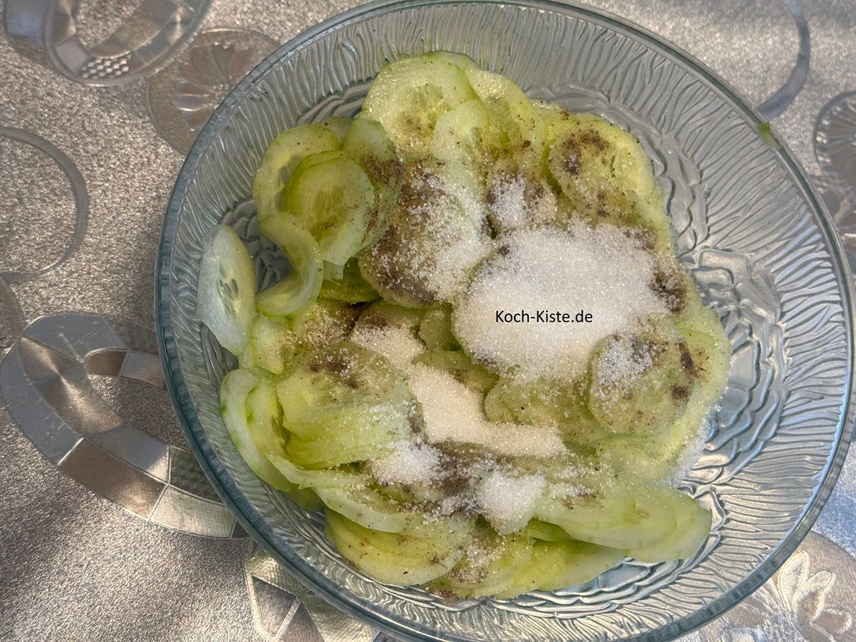 dann gebe 5 Esslöffel Essig, 1/2 Teelöffel Pfeffer und 4 Esslöffel dazu