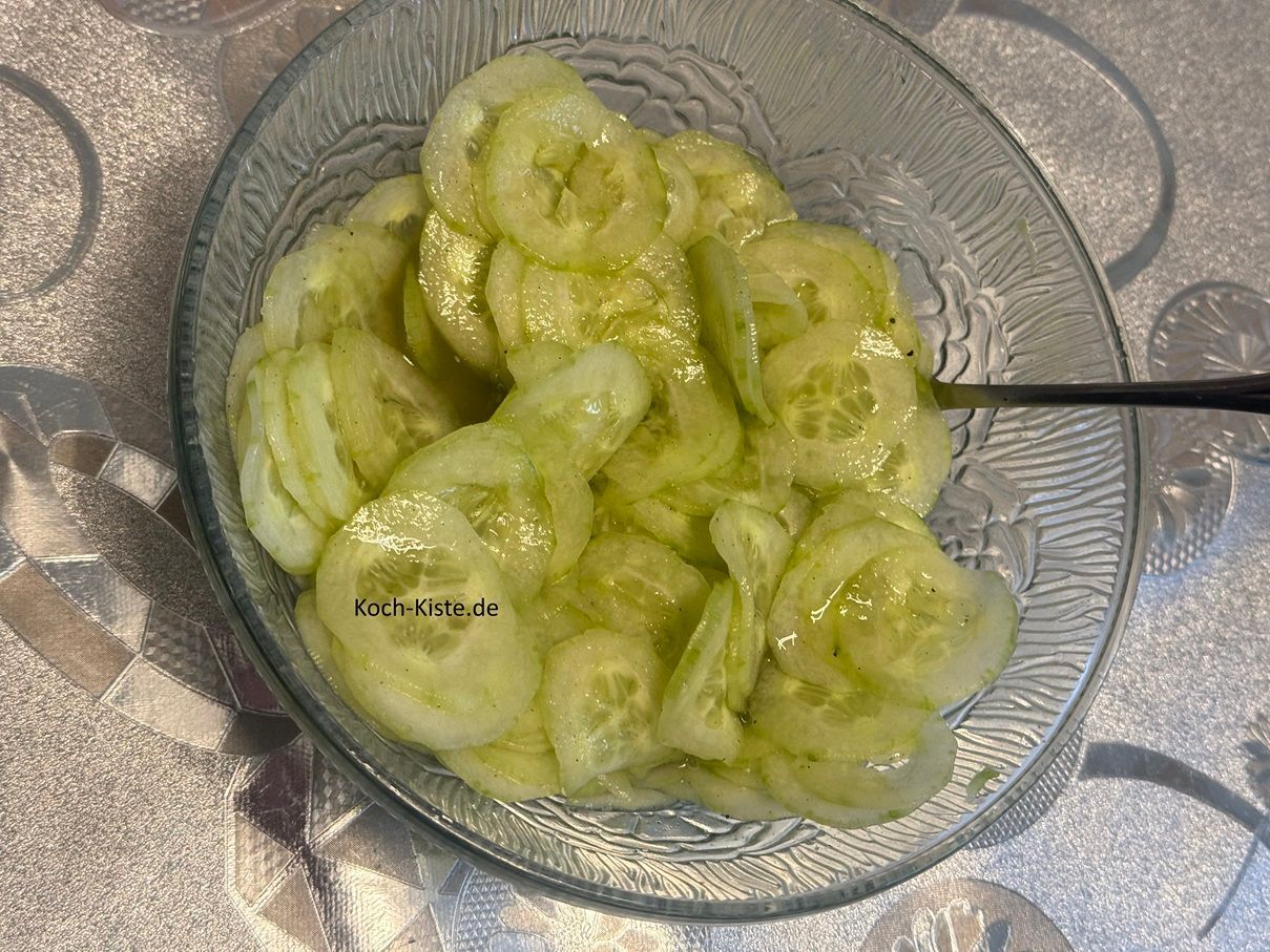 verrühre alles miteinander und lasse den Gurkensalat 15 bis 20 Minuen ziehen.