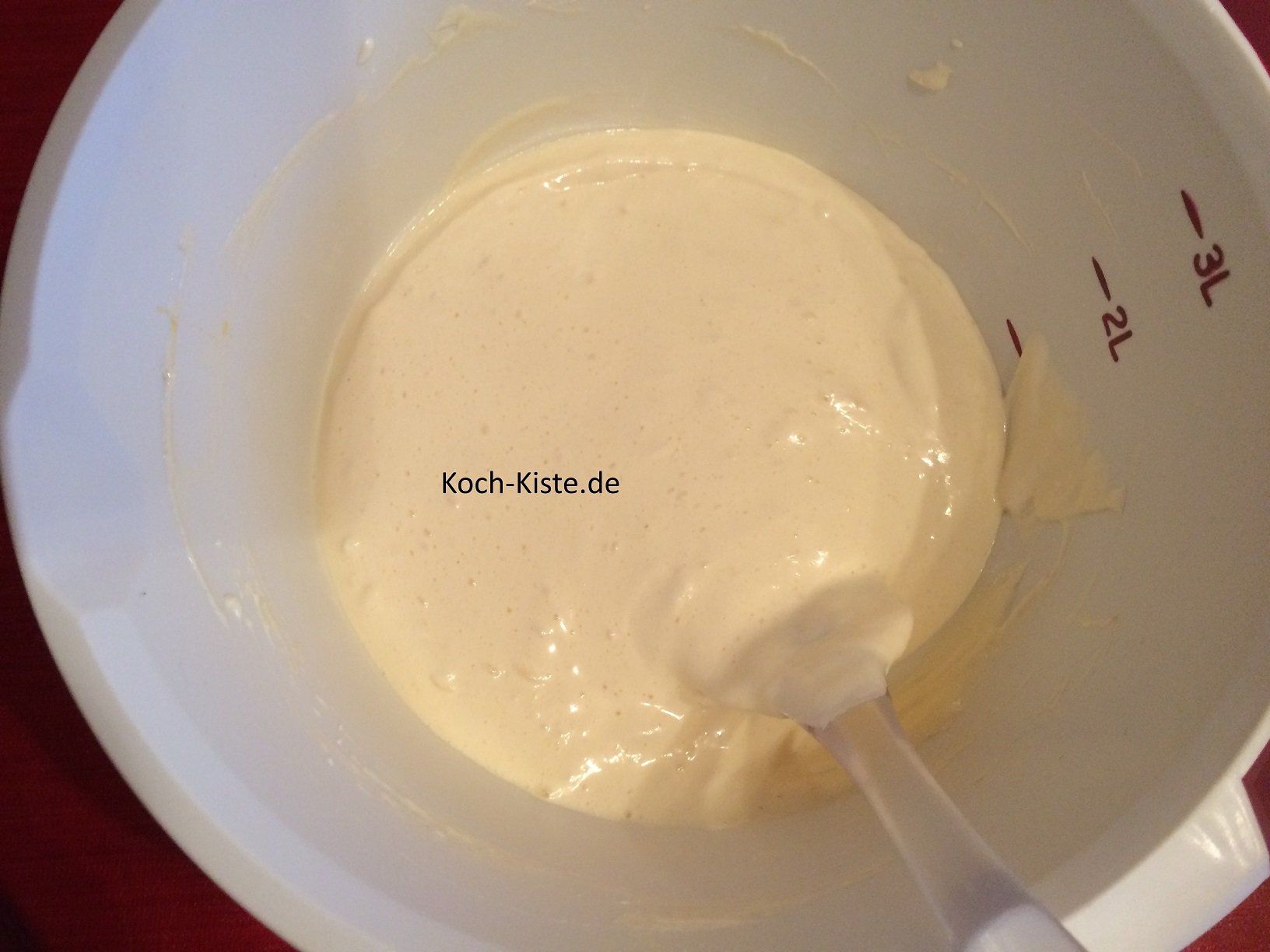 Mehl und Speisetärke unterrühren zu einem glatten Teig