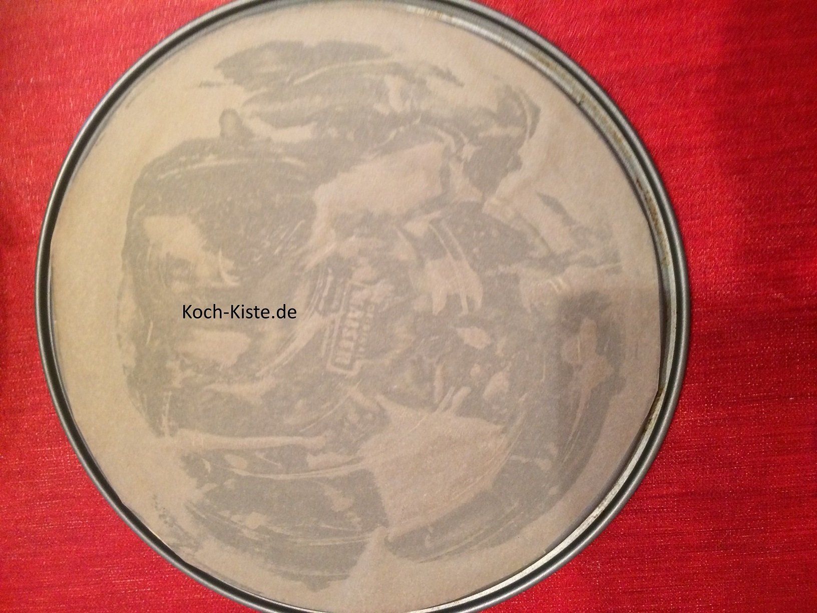 Backpapier für den Boden zurecht schneiden