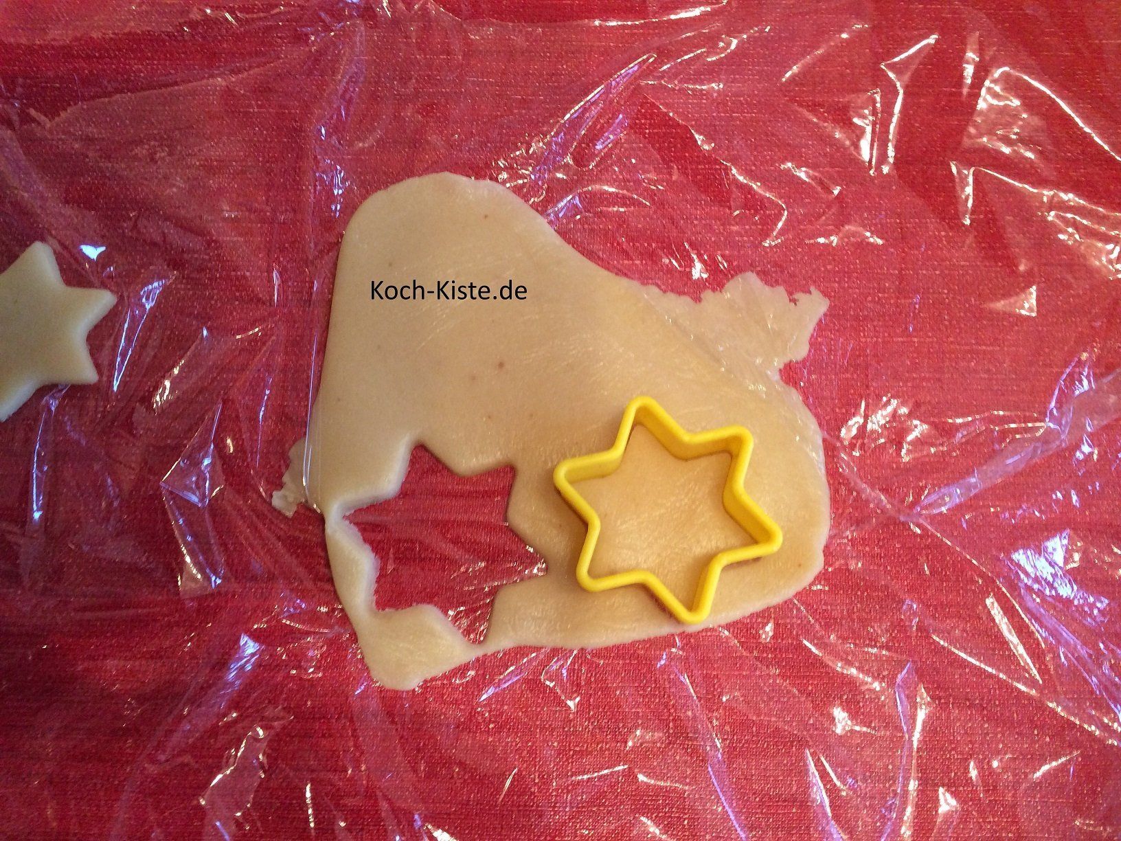 Marzipan zwischen Klarsichtfolie ausrollen