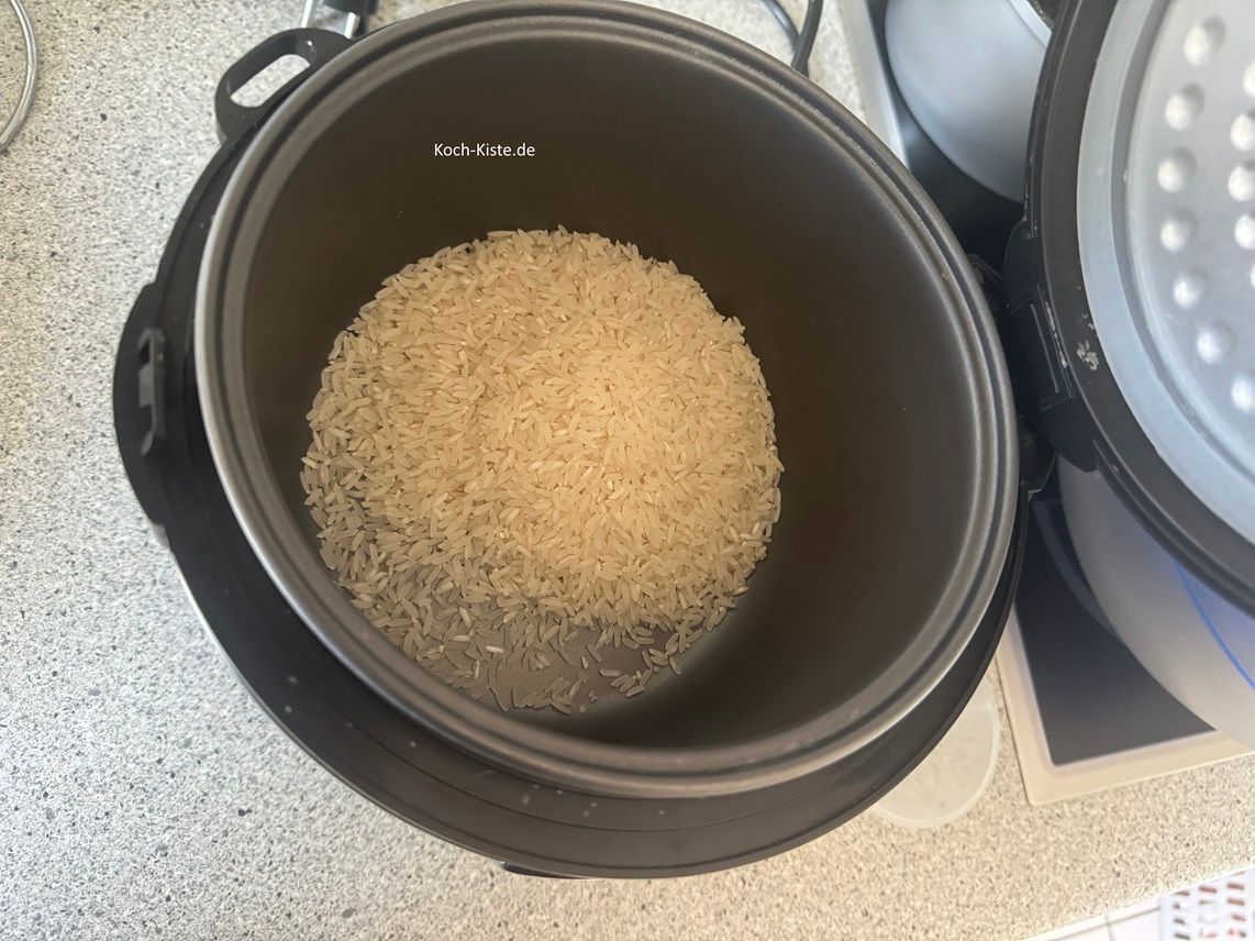 beginne damit 180g Reis in den Reiskocher zu geben