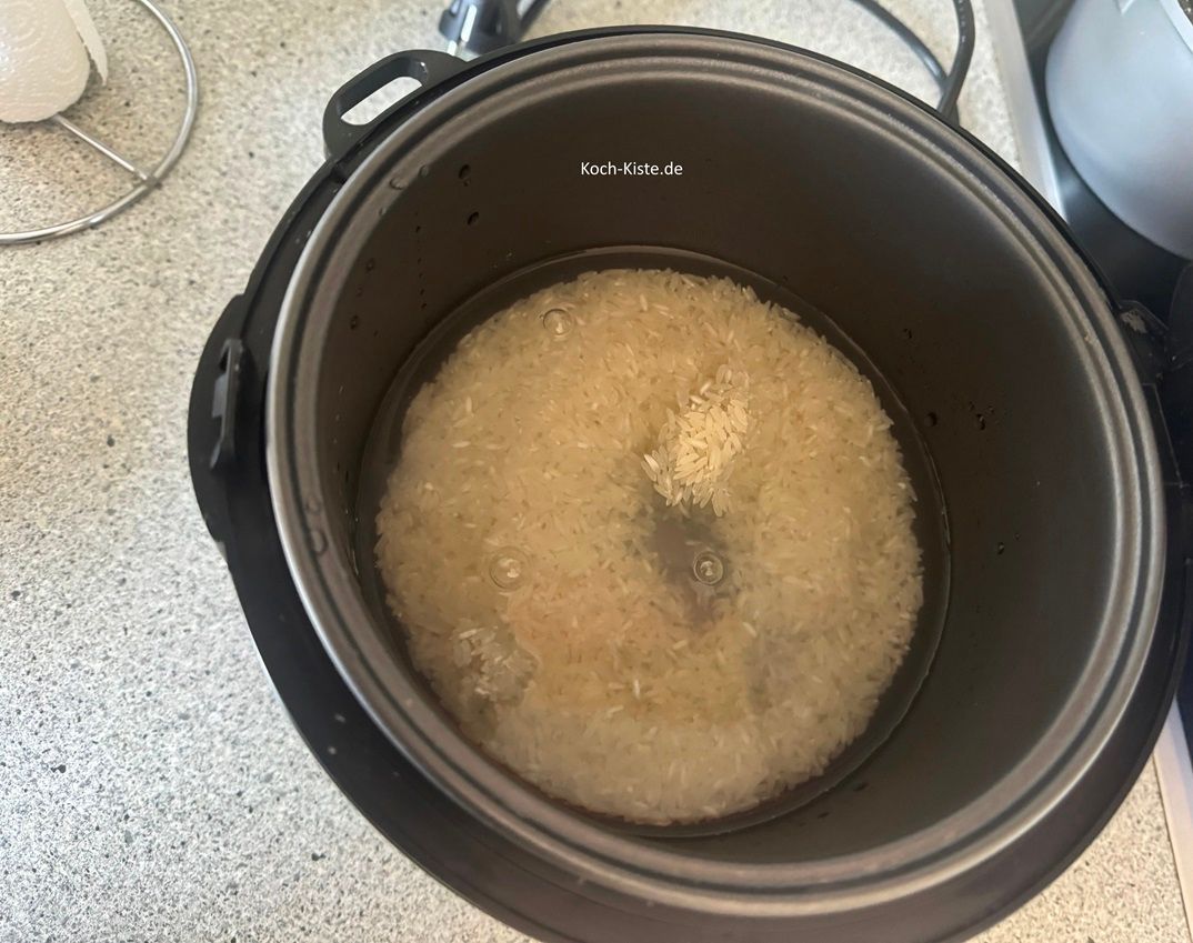 und dann gut die doppelte Menge Wasser ( 2,5 Becher). Koche den Reis gar.
