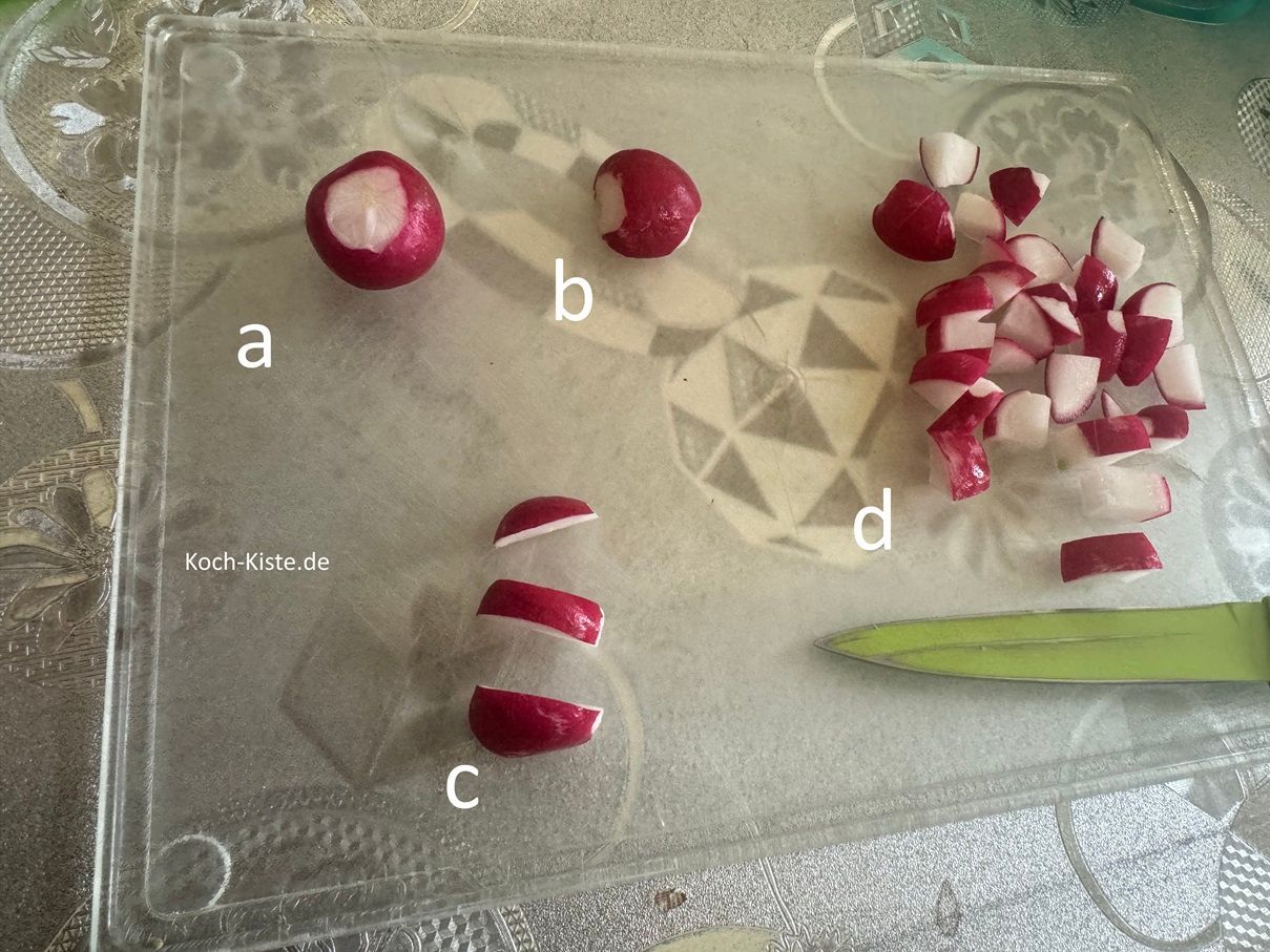 als nächstes lege die Radieschen nacheinander auf das Schneidebrett (a) , halbiere sie (b), schneide sie in Scheiben (c) und dann in kleine Stücke (d)