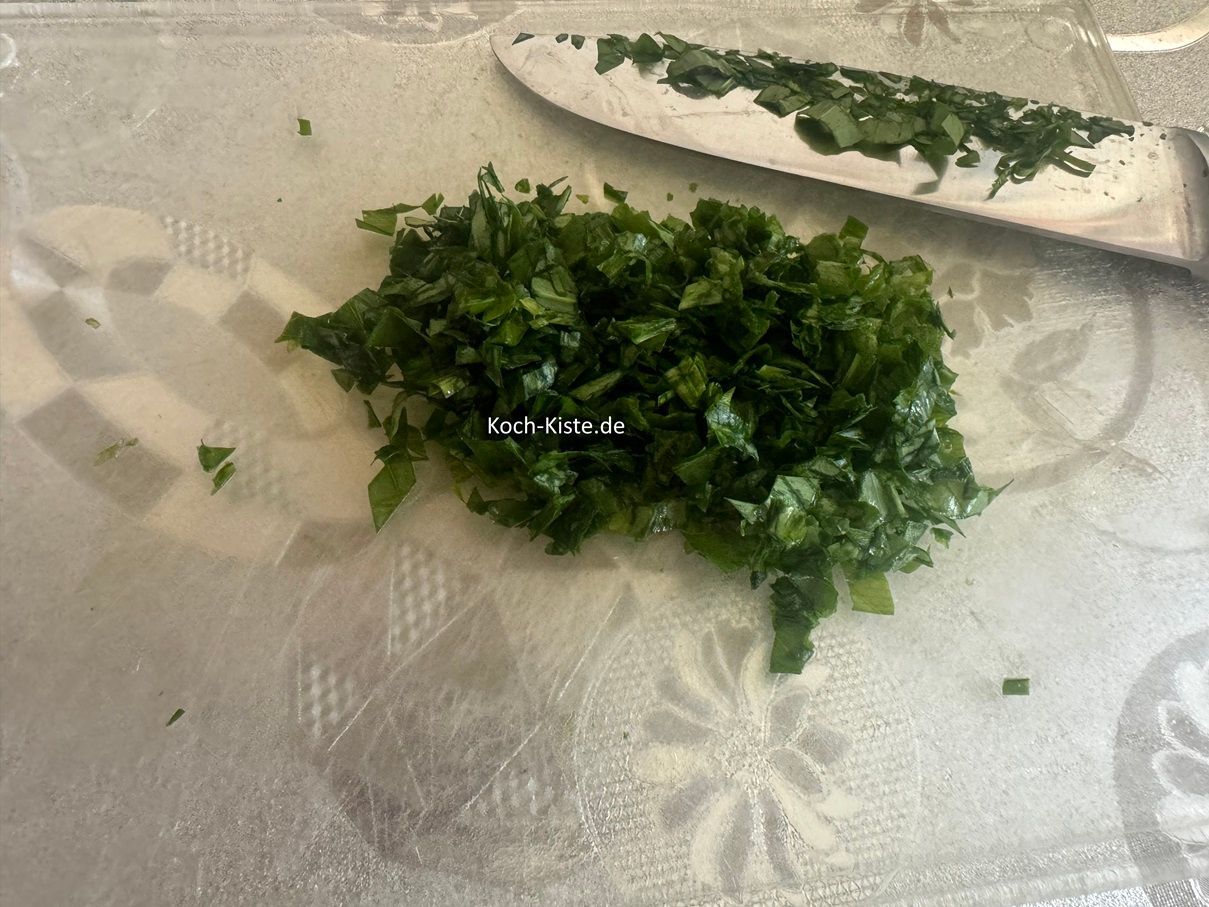 als nächstes nehme Dir immer einige Bärlauchblätter und hacke sie möglichst klein