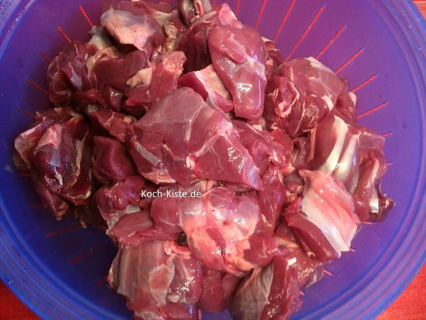 Wildfleisch unter fließendem kalten Wasser abspülen