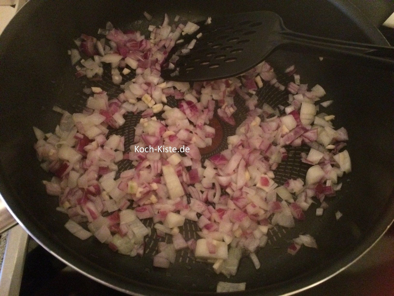 Zwiebeln und Knobi anbraten