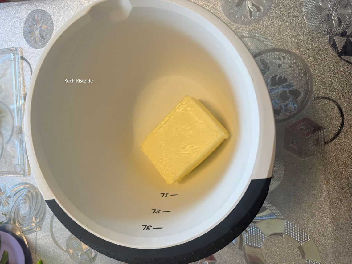 als nächstes gebe 250 g weiche Butter in eine Rührschüssel
