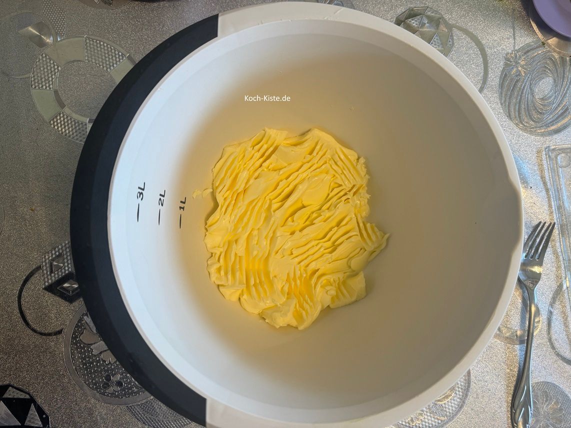 und drücke sie mit einer Gabel etwas flach