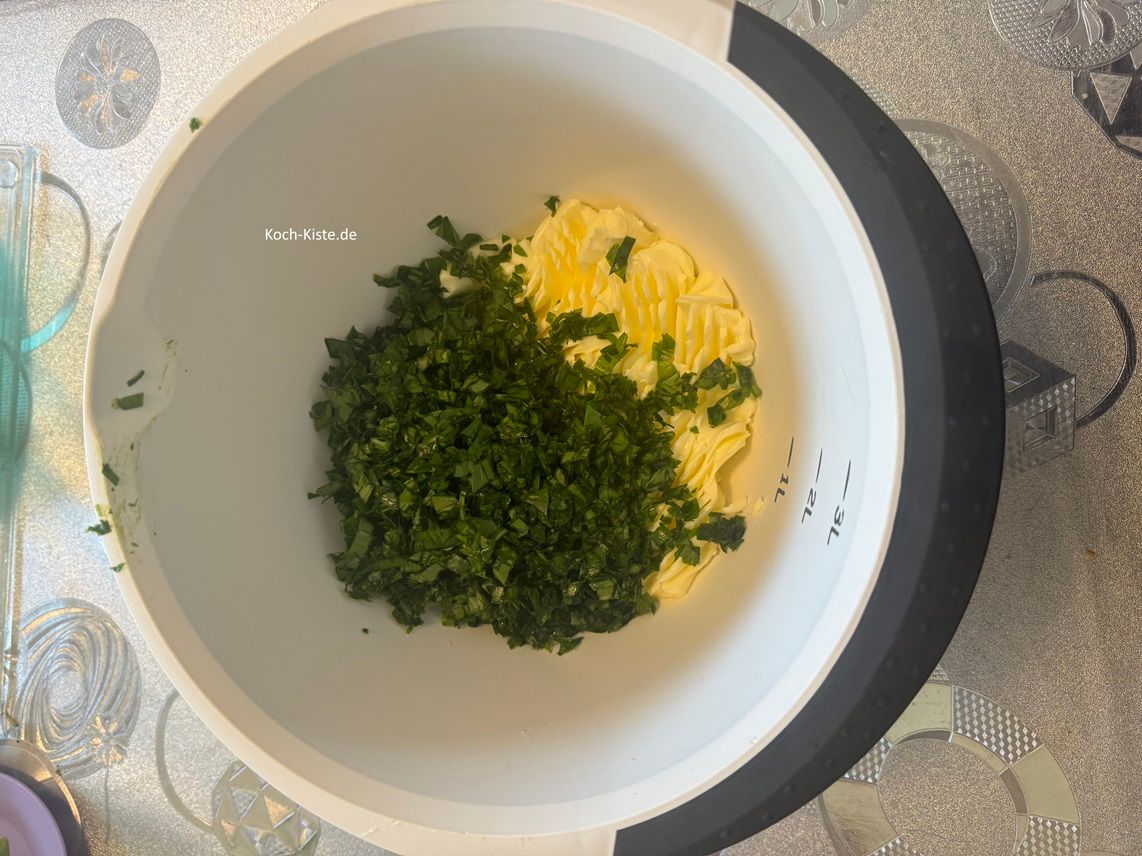 nun kommt der gehackte Bärlauch hinzu