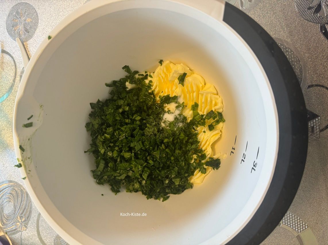 und 1 guter Teelöffel Salz und 1/4 bis 1/2 Teelöffel Pfeffer - jenachdem wie scharf ihr es mögt