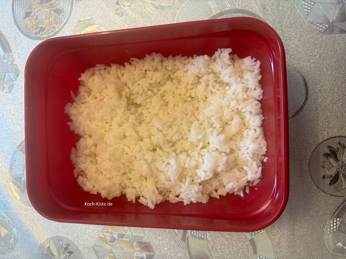 und fülle den Reis in eine Schüssel mit Deckel um. Hier muss der Reis nun etwas abkühlen .