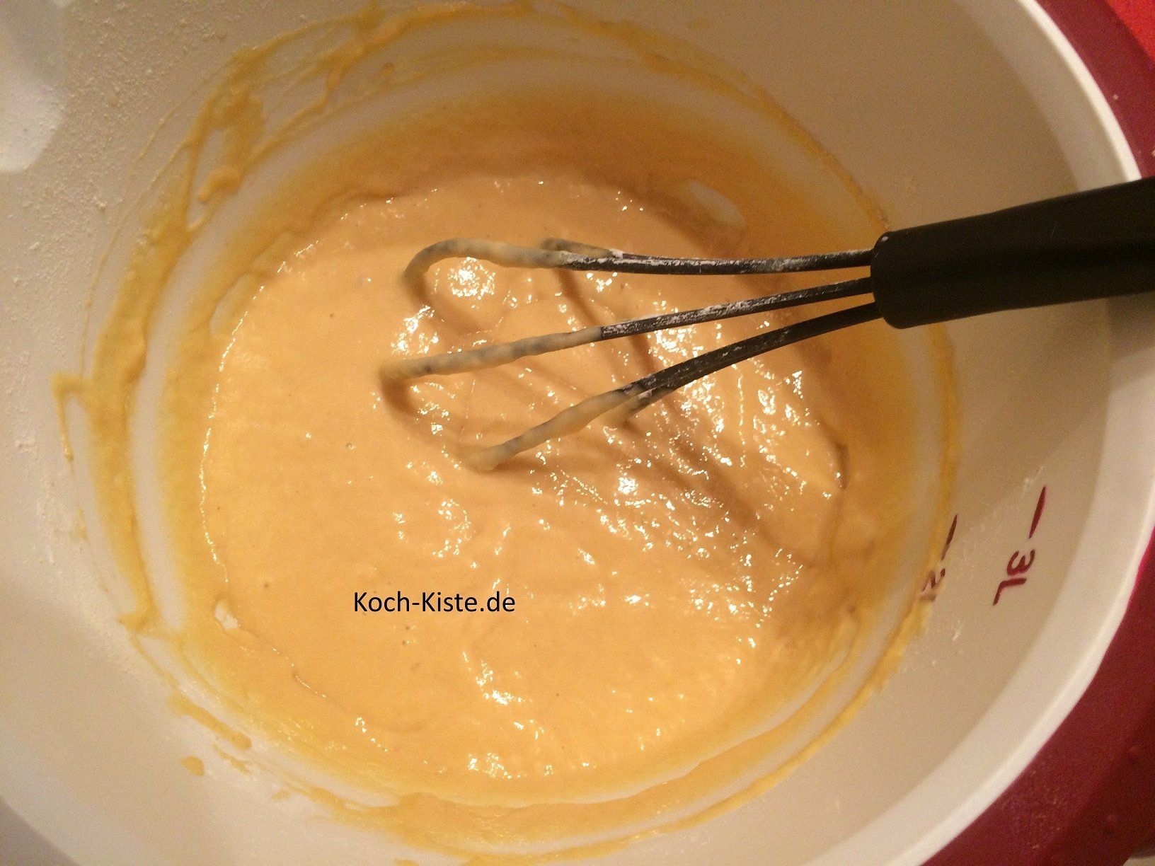 Salz und Mehl in Etappen dazu rühren