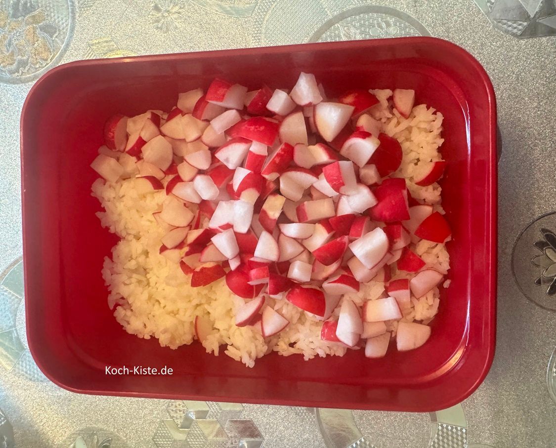 schütte die Radieschenstücke in den noch lauwarmen Reis